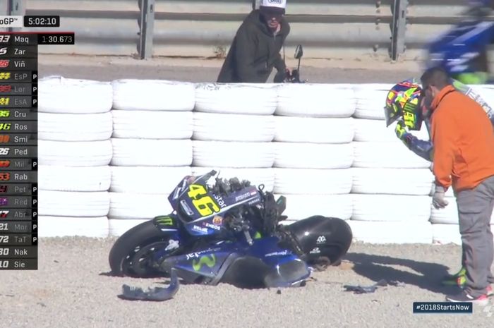 Valentino Rossi mengalami kecelakaan di tes pramusim MotoGP 2018 sampai motornya rusak