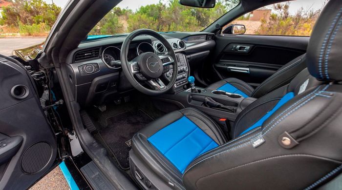 Tampilan interior modifikasi Ford Mustang Petty&rsquo;s Garage Warrior Edition