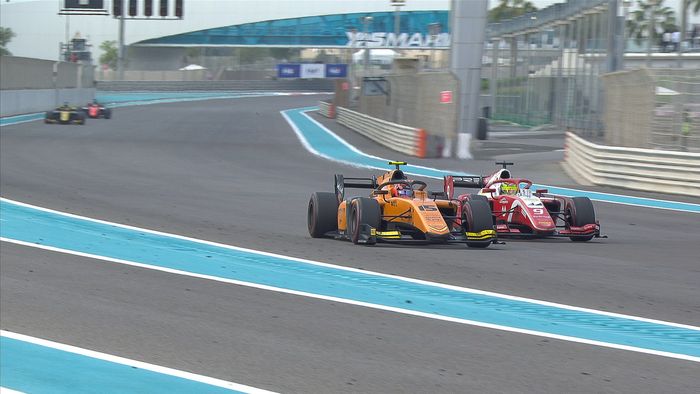 Mick Schumacher (kanan) dan Jack Aitken memperebutan point terakhir di race 2 F2 Abu Dhabi