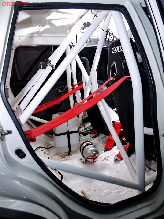 Modifkasi Honda Jazz 2011 jadi mobil reli. Rollcage bikin pede