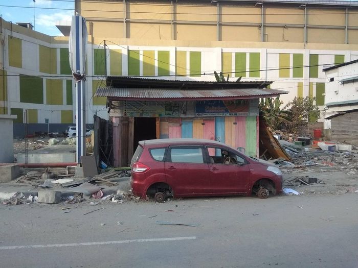 Suzuki Ertiga yang juga kehilangan roda pasca gempa dan tsunami Sulawesi Tengah