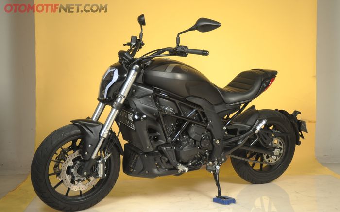 Benelli 502C memiliki suspensi depan dan belakang empuk untuk melahap trek berbatu di daerah Karangtengah, Batang