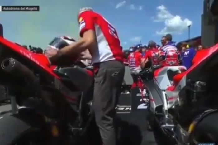 Gigi Dall'Igna mencium tangki motor Ducati Lorenzo dan Dovizioso
