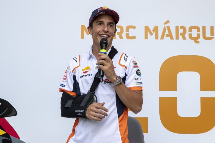 Setelah menjalani pemeriksaan lanjutan, Marc Marquez akhirnya bisa mengucapkan selamat tinggal kepada penyangga lengan