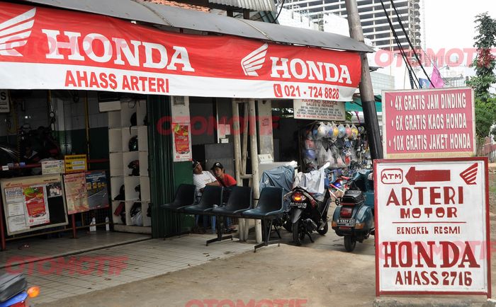 Selain kebijakan dari pabrik, menurut Sapari perbedaan servis dan oli gratis motor dulu Honda dengan motor baru Honda saat ini berkaitan dengan reyen.