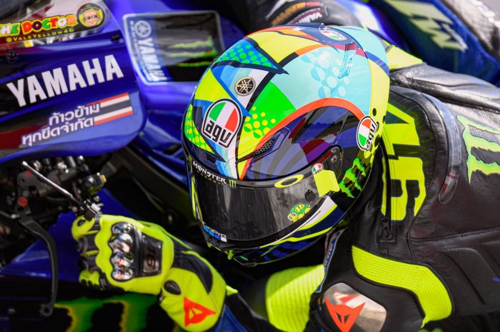 Valentino Rossi menjalani tes pramusim MotoGP 2020 di sirkuit Sepang, Malaysia dengan livery helm baru