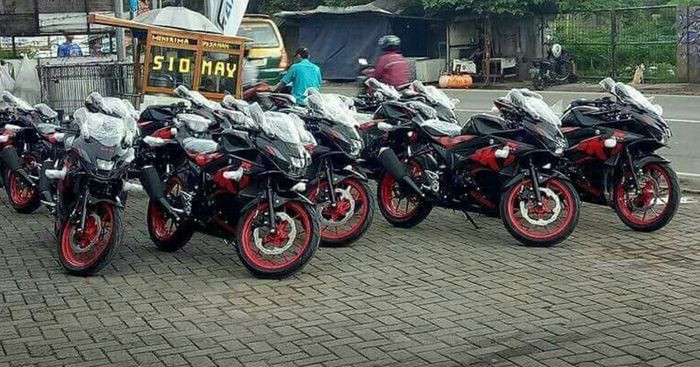 Deretan Suzuki GSX-R150 terlihat bagian lampu sein, visor serta jok mash diselubungi plastik