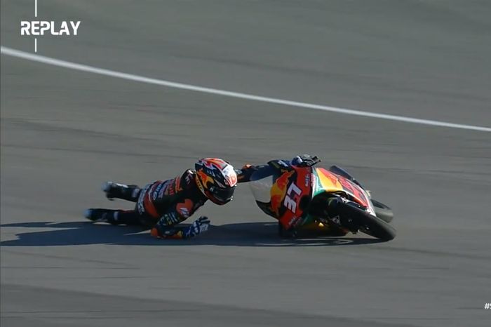 Pedro Acosta mengalami crash saat mencoba menajamkan waktunya di sesi FP3 Moto3 Spanyol 2021