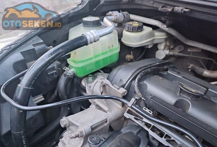 Radiator coolant (warna hijau) tidak boleh berbuih