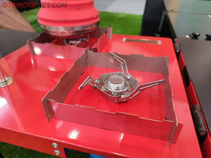 Dalam paket pembelian sudah dengan kompor (wind breaker tidak termasuk)