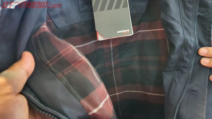 Bagian flanel pada jaket riding Eiger