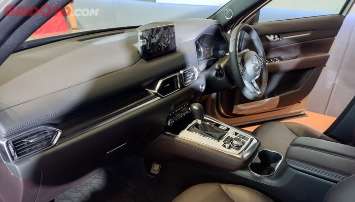 Interior Mazda CX-8 baru masih mempertahankan fitur-fitur dari sebelum penyegaran.