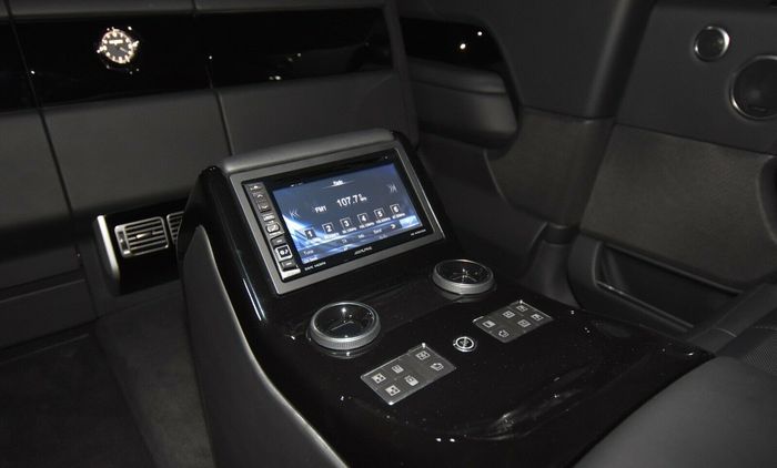 Meja tulis elektronik di kabin Range Rover SVAutobiography