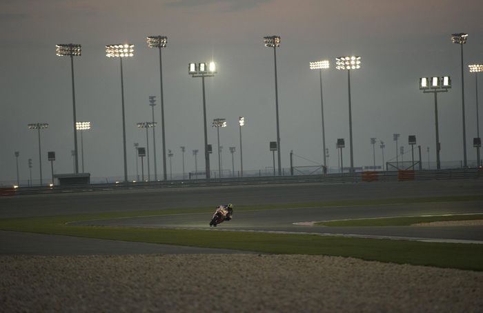 Ada sekitar 1.000 tiang dengan ketinggian bervariasi untuk menempatkan lampu yang menerangi lintasan balap di sirkuit Losail, Qatar