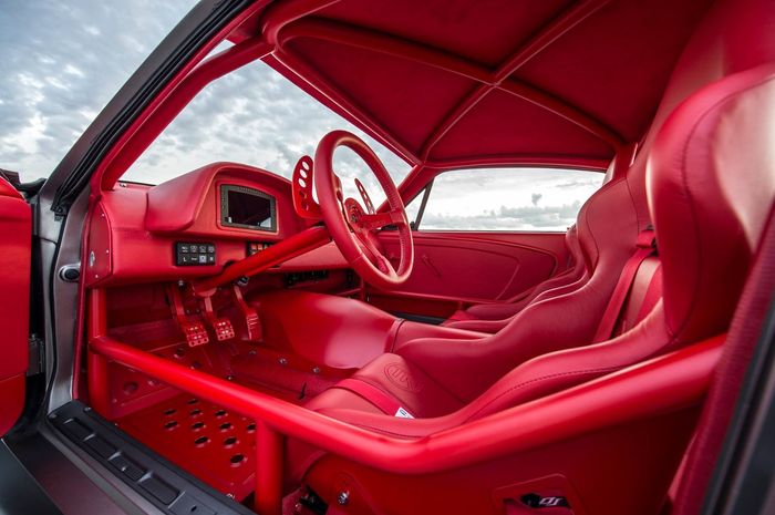 Kabin berwarna merah Ford Mustang 1965