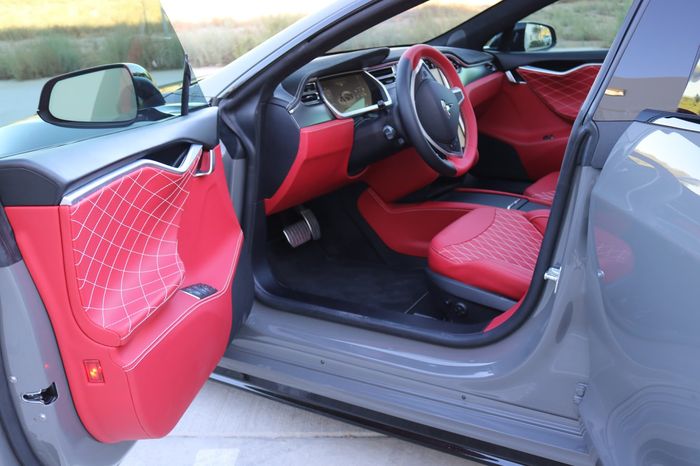 Interior Tesla Model S Pakai body kit dan panoramic sunroof