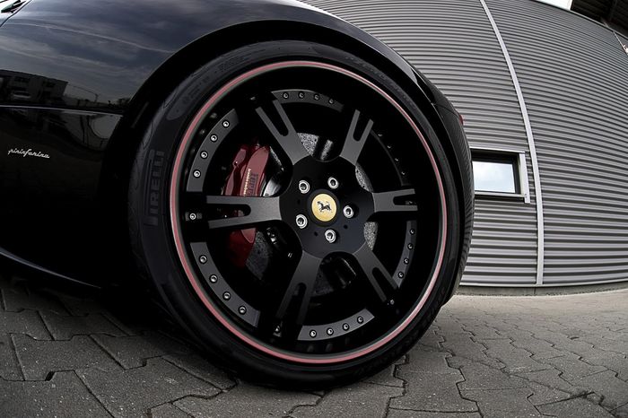 Pelek Ferrari 458 Italia Spider dengan aura Black Widow