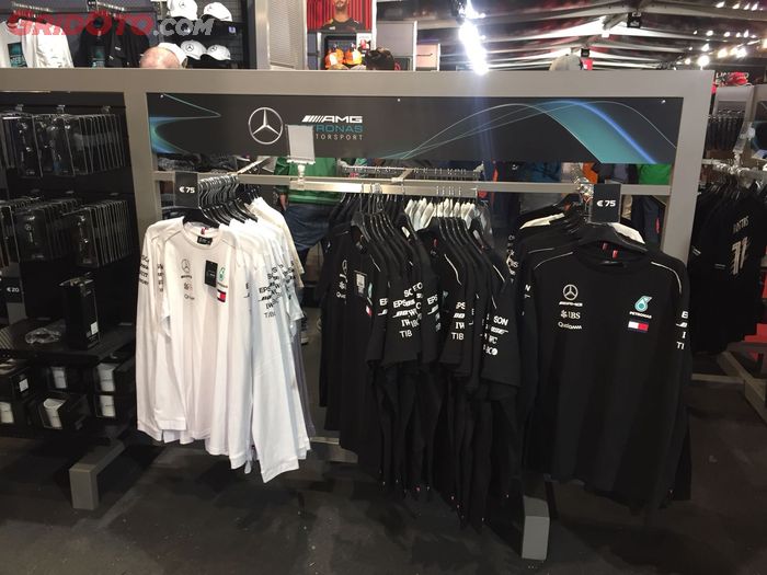 Berbagai produk merchandise resmi tim F1 Mercedes