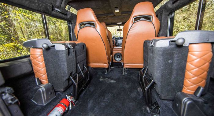 Kabin belakang Defender Project Dark Knight