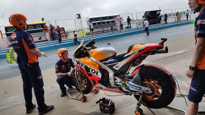 Tim Repsol Honda mempersiapkan motor RC213V