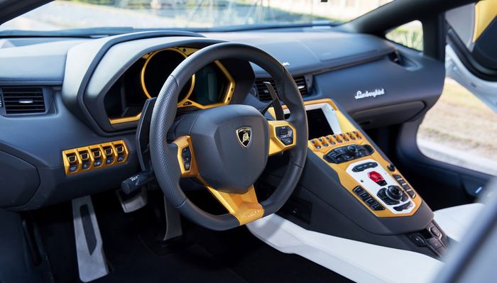 Kabin Lamborghini Aventador belampis lempengan emas