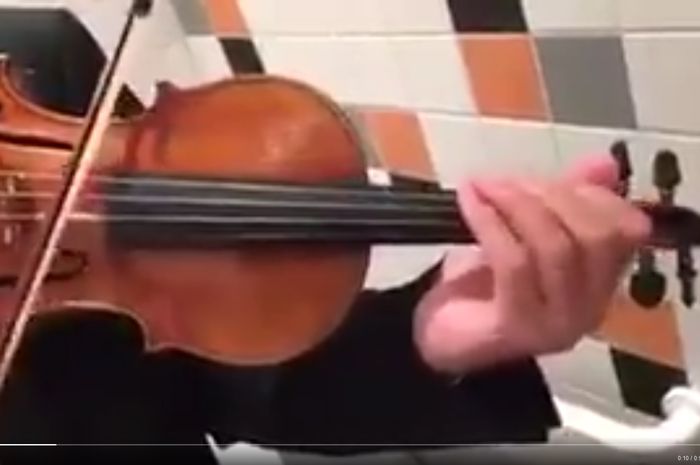 Pemain biola tirukan suara motor ngebut