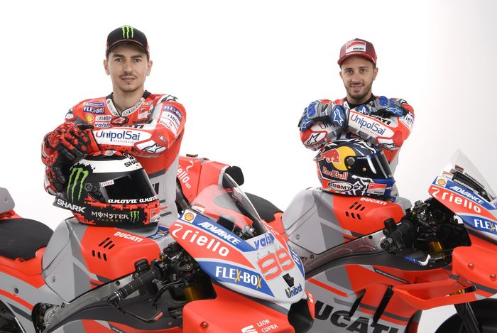 Andrea Dovizioso dan Jorge Lorenzo bersama Desmosedici GP18