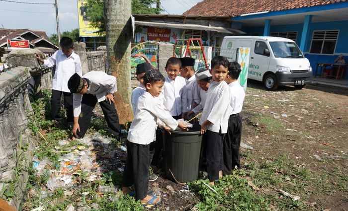 Bantu-membantu membersihkan lingkungan sekolah