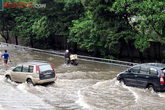 Ilustrasi mobil menerjang banjir                