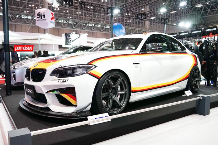 lansiran teranyar Volk Racing yang melekat apik di kaki BMW pada Tokyo Auto Salon 2018