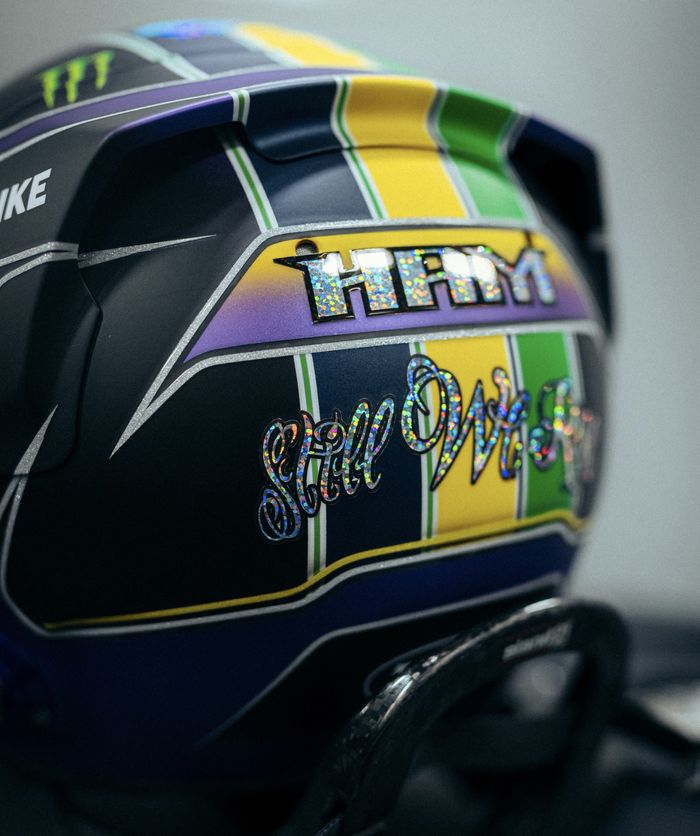 Bagian belakang desain helm baru Lewis Hamilton di F1 Brasil 2021 dengan tulisan 'Still We Rise'