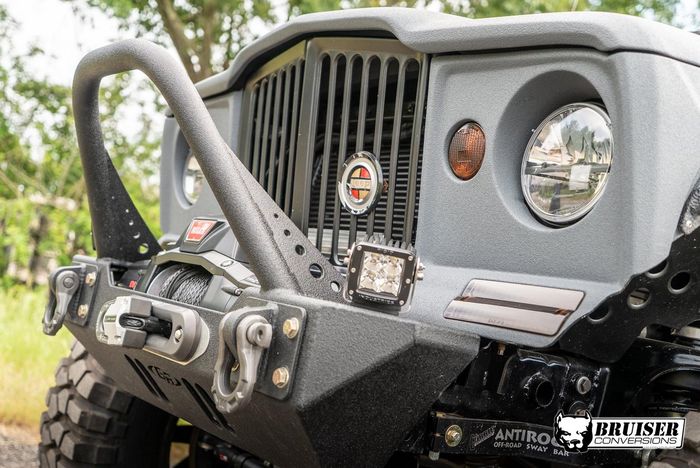 Tampilan depan Jeep Wrangler garapan Bruiser Conversion