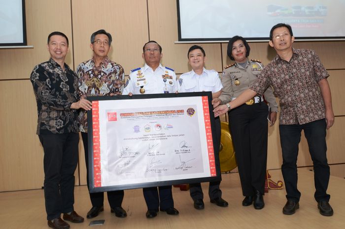 Hino Motor Sales Indonesia gelar seminar keselamatan berkendara bersama Kemenhub dan Kepolisian
