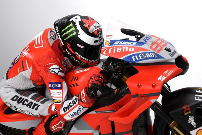 Jorge Lorenzo bergaya sedang mengendarai Desmosedici GP18