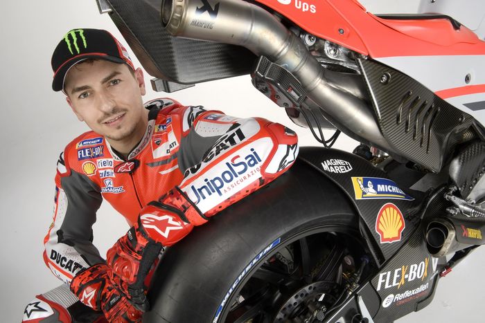 Jorge Lorenzo berada di pantat Desmosedici GP18, terlihat njengat
