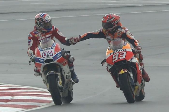 Andrea Dovizioso (kiri) dan Marc Marquez (kanan) usai balapan MotoGP Malaysia 2017