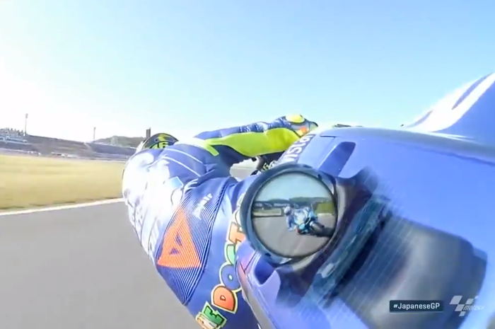 Screenshoot tampilan onboard kamera belakang Valentino Rossi