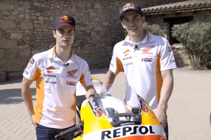 Dani Pedrosa (kiri) dan Marc Marquez (kanan) melakukan review dari tiga produk Honda