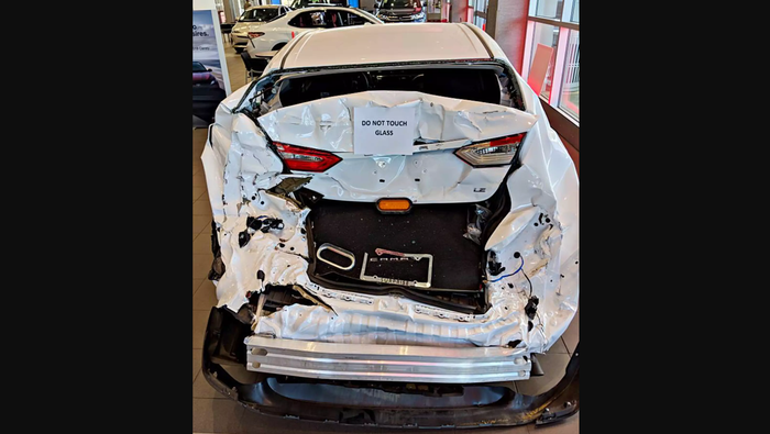 Toyota Camry LE bagian belakang ringsek