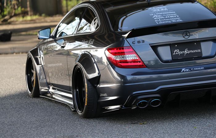 Tampilan belakang modifikasi Mercedes-AMG C63 garapan Liberty Walk