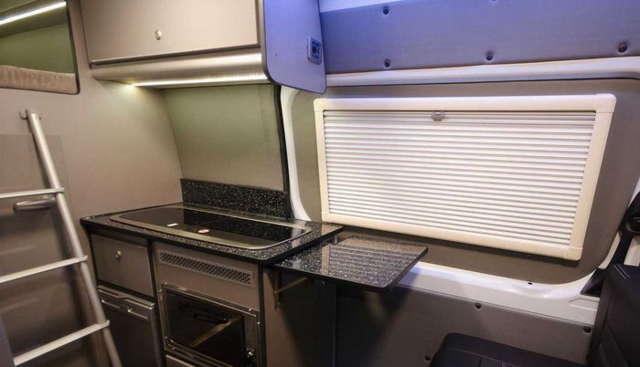 Ada juga Kulkas berukuran 50 liter, kompor tanam, oven, serta westafel