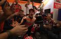 Saking Senangnya Marquez Dan Tim Foto Bareng, Trofi Juaranya 'Cedera'