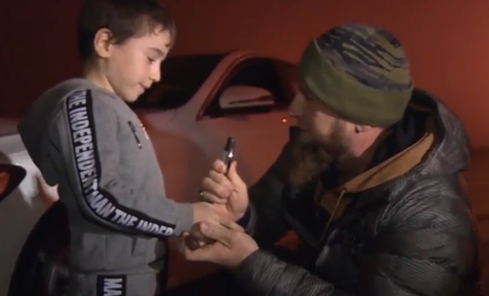 Presiden Republik Chechnya, Ramzan Kadyrov memberikan kunci mobil sebagai hadiah untuk Rahim Kurayev