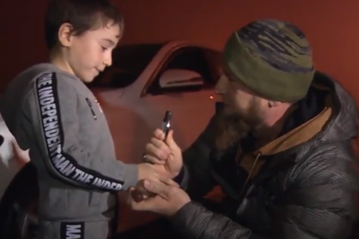Presiden Republik Chechnya, Ramzan Kadyrov memberikan kunci mobil sebagai hadiah untuk Rahim Kurayev