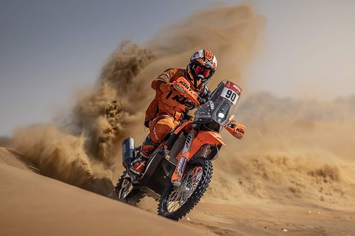 Danilo Petrucci beri kesempatan bocah Arab Saudi geber motornya di Reli Dakar 2022