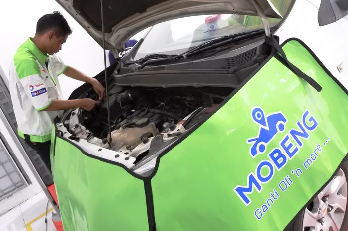 Mekanik Mobeng memperbaiki mobil konsumen