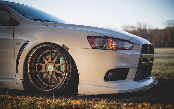 Kaki-kaki modifikasi Mitsubishi Evo X dibikin kandas pakai airsus