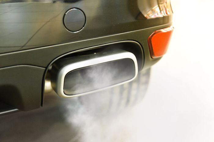 Ilustrasi emisi gas buang knalpot mobil