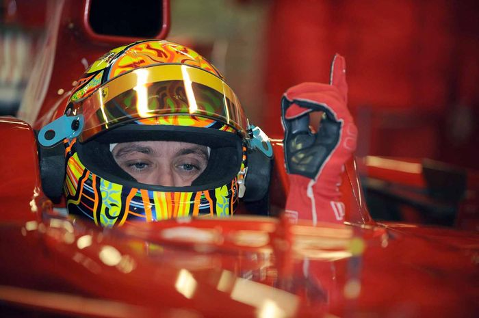 Valentino Rossi naik mobil F1 Ferrari