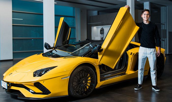 Paulo Dybala bersama Lamborghini Aventador S Roadster miliknya.